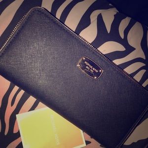 Michael Kors Jet set zip around black saffiano